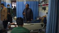 Un blessé est transporté à l'hôpital Wazir Akbar Khan après un l'explosion d'une voiture piegée à Kaboul, le 24 décembre  2018 [WAKIL KOHSAR / AFP]