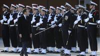 Emmanuel Macron passe en revue des marins lors de la cérémonie des voeux aux armées à la BA 101 de Toulouse-Francazal, le 17 janvier 2019 [Ludovic MARIN / AFP/Archives]