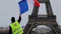 Un "gilet jaune" devant la Tour Eiffel à Paris le 9 février 2019 lors d'une manifestation [Thomas SAMSON / AFP/Archives]