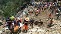 Recherche de survivants après un glissement de terrain provoqué par le typhon Mangkhut, le 18 septembre 2018 à Itogon, aux Philippines [TED ALJIBE / AFP]