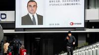 Le portrait de Carlos Ghosn diffusé par la télévision japonaise sur un écran géant à Tokyo, le 10 décembre 2018 [Martin BUREAU / AFP]