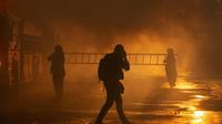 Des pompiers luttent contre un incendie après une manifestation antigouvernementale à Santiago (Chili) le 28 octobre 2019 [Claudio REYES / AFP]