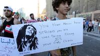 FORT jusqu'au moment où être fort est votre seule option", proclame une pancarte d'un manifestant se réclamant de Bob Marley, le 29 août 2015 à Beyrouth [ANWAR AMRO / AFP]
