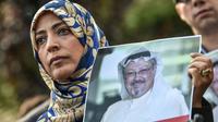 La Yéménite Tawakkol Karman, Prix Nobel de la Paix en 2011, montre un portrait du journaliste disparu Jamal Khashoggi lors d'une manifestation devant le consulat d'Arabie saoudite à Istanbul, 5 octobre 2018. [OZAN KOSE / AFP]