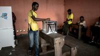 Un électeur dépose son bulletin dans l'urne dans un bureau de vote à Kinshasa, le 30 décembre 2018 [JOHN WESSELS / AFP/Archives]