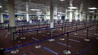Les files désertes à l'aéroport de Roissy, le 14 mai 2020 suite à l'annulation de laplupart des vols [Ian LANGSDON / EPA POOL/AFP]