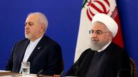 Photo diffusée par la présidence iranienne le 6 août 2019 du président Hassan Rohani (D) et du chef de la diplomatie Mohammad Javad Zarif (G), lors d'une réunion au ministère des Affaires étrangères à Téhéran [HO / Iranian Presidency/AFP]