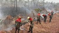 Des pompiers luttent contre des feux de forêt dans le parc national Otuquis, le 26 août 2019 en Bolivie [Aizar RALDES / AFP]