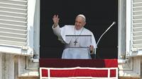 Le pape François salue les fidèles sur la Place Saint-Pierre au Vatican, dimanche 12 janvier 2020 [Vincenzo PINTO / AFP]