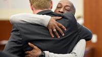 Le plaignant DeWayne Johnson tombe dans les bras de l'un de ses avocats à l'énoncé du verdict, le 10 août 2018, à San Francisco [JOSH EDELSON / AFP]