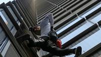 Le spiderman français Alain Robert escalade la Heron Tower à Londres, le 25 octobre 2018 [Daniel LEAL-OLIVAS / AFP]