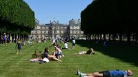 Des personnes allongées sur les pelouses du jardin du Luxembourg, le 30 mai 2020 à Paris [BERTRAND GUAY / AFP]