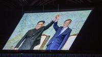 Une image des leaders nord et sud-coréens Kim Jong Un  et Moon-Jae-in est projetée dans un stade de Pyongyang, le 9 septembre 2018. [Ed JONES / AFP]