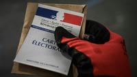 Dans un bureau de vote à Paris lors du 1er tour des élections municipales, le 15 mars 2020 [Philippe LOPEZ / AFP/Archives]