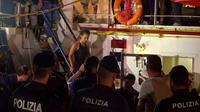 Carola Rackete, la capitaine allemande du navire humanitaire Sea-Watch, est arrêtée par la police italienne dans la nuit du 28 au 29 juin dans le port italien de Lampedusa, en Sicile. [Anaelle LE BOUEDEC / LOCALTEAM/AFP]