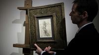 Un employé de la maison Tajan montre un dessin de Léonard de Vinci, évalué 15 millions d'euros, à Paris le 13 décembre 2016 [PHILIPPE LOPEZ / AFP/Archives]