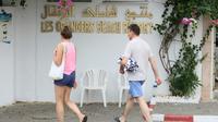 Des touristes britanniques devant un complexe hôtelier à Hammamet en Tunisie  [ANIS MILI / AFP]
