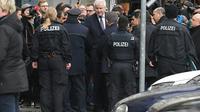 Le ministre allemand de l'Intérieur Horst Seehofer (centre) salue des policiers à Hanau le 20 février 2020  [PATRICK HERTZOG / AFP]