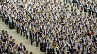 Des milliers de couples, lors d'une cérémonie de mariages collectifs organisée par l'Eglise de l'unification, connue sous le nom de secte Moon, à Gapyeong, en Corée du Sud le 12 février 2014 [Ed Jones / AFP]