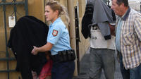 Arrivée le 28 octobre 2013 au tribunal de Brive-la-Gaillarde du couple corrézien mis en examen dimanche, deux jours après la découverte dans un coffre de voiture de leur bébé [Eric Porte / AFP/Archives]