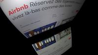 Logo de la plateforme de location Airbnb, sur un écran, le 2 mars 2017 à Paris  [Lionel BONAVENTURE / AFP/Archives]
