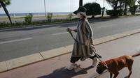 Une femme sur la Promenade des Anglais à Nice, le 8 mai 2020 [VALERY HACHE / AFP]
