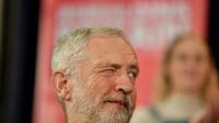 Le leader du Parti travailliste Jeremy Corbyn fait un clin d'oeil à un collègue lors d'un meeting politique à Hastings le 17 janvier 2019 [Ben STANSALL / AFP]