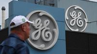 Un employé de General Electrics devant le siège de la compagnie à Belfort, le 3 juin 2019 [PATRICK HERTZOG / AFP/Archives]