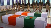 Des membres des forces paramilitaires indiennes rendent hommage le 2 mars 2019 à Srinagar à deux des leurs tués lors d'affrontements au Cachemire [Tauseef MUSTAFA / AFP]
