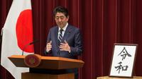Le Premier ministre japonais Shinzo Abe donne une conférence de presse pour expliquer le sens de "Reiwa", le nom de la nouvelle ère impériale au Japon, le 1er avril 2019 à Tokyo [Kazuhiro NOGI / AFP]