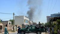 Les forces de sécurité bloquent une rue près du lieu d'une attaque à Jalalabad (nord-est de l'Afghanistan) le 31 juillet 2018.  [NOORULLAH SHIRZADA / AFP]