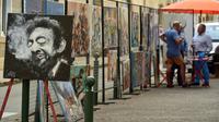 Des vendeurs de peinture ambulants dans les rues de Marciac, le 31 juillet 2018, pendant la 41e édition de Jazz in Marciac [REMY GABALDA / AFP]