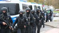 Des policiers dans une rue de Halle (Allemagne) proche du site d'une fusillade qui a fait deux morts, le 9 octobre 2019 [Sebastian Willnow / dpa/AFP]