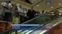 Trump dans les désormais célèbres escalators de la Trump Tower à New York