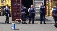 Les deux hommes ont été découverts par les policiers torse nu, avant d'être arrosés avec des bouteilles d'eau par des employés du port pour les soulager de la chaleur.