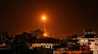 Des bombes éclairantes lancées par des avions de guerre israéliens sur la bande de Gaza le 12 novembre 2018 [MAHMUD HAMS / AFP]
