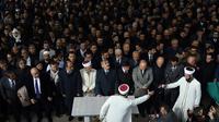 Plusieurs dizaines de personnes ont célébré le vendredi 16 novembre à Istanbul une prière funéraire symbolique en hommage au journaliste saoudien Jamal Khashoggi [BULENT KILIC / AFP]
