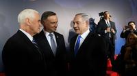 Le vice-président américain Mike Pence (g), le président polonais Andrzej Duda (c) et le Premier ministre israélien Benjamin Netanyahu, le 13 février 2019 à Varsovie [Janek SKARZYNSKI / AFP]