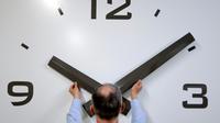 La Commission européenne veut mettre fin aux changements d'heure, en laissant chaque pays trancher [JEAN-SEBASTIEN EVRARD / AFP/Archives]