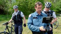 Un policier aux frontières fait une démonstration avec un drone de surveillance qui traque les contrevenants au confinement, depuis un espace vert à Metz, le 24 avril 2020 [JEAN-CHRISTOPHE VERHAEGEN / AFP]