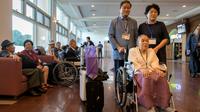 Les participants à la réunion de familles coréennes séparées par la guerre se préparent à partir pour la Corée du Nord, dans un hôtel à Sokcho le 20 août 2018 [Ed JONES / AFP]