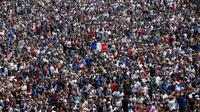 Des supporters dans la fan zone du Champs de Mars, le 15 juillet 2018 à Paris [CHARLY TRIBALLEAU / AFP]
