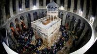 Le tombeau où le Christ a été enterré selon la tradition, paré de ses nouvelles couleurs dans l'église du Saint-Sépulcre à Jérusalem, le 21 mars 2017 [THOMAS COEX / AFP]