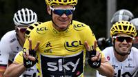 Le Britannique Chris Froome (c), vainqueur de son quatrième Tour de France, à Paris aux Champs-Elysées, le 23 juillet 2017 [Jeff PACHOUD / AFP/Archives]