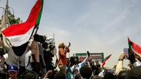 Des Soudanais manifestent le 20 avril 2019 devant le QG de l'armée à Khartoum pour réclamer un transfert du pouvoir à une autorité civile [Ebrahim Hamid / AFP]