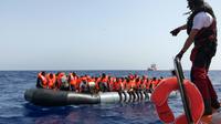 Un membre de l'équipage de l'Ocean Viking participe au sauvetage de 85 migrants en Méditerrannée, le 9 août 2019 [Anne CHAON / AFP]