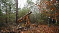 Le tronc cassé d'un arbre dans la forêt de Weitbruch, dans le Bas-Rhin, le 13 décembre 2019, vingt ans après la tempête de décembre 1999  [FREDERICK FLORIN / AFP]
