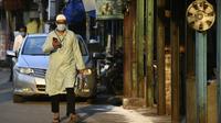 Un Indien porte un masque dans les rues de New Delhi, le 25 avril 2020  [SAJJAD  HUSSAIN / AFP]