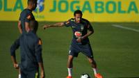 Neymar, la star de l'équipe du Brésil, s'entraîne avant de devoir s'arrêter en raison d'une douleur au genou gauche, le 28 mai 2019 à Teresopolis (Brésil) [Carl DE SOUZA / AFP]