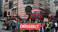 Des activistes écologistes bloquent la circulation dans le centre de Londres, lors des manifestations pour l'environnement organisées par le groupe Extinction Rebellion, le 25 avril 2019.